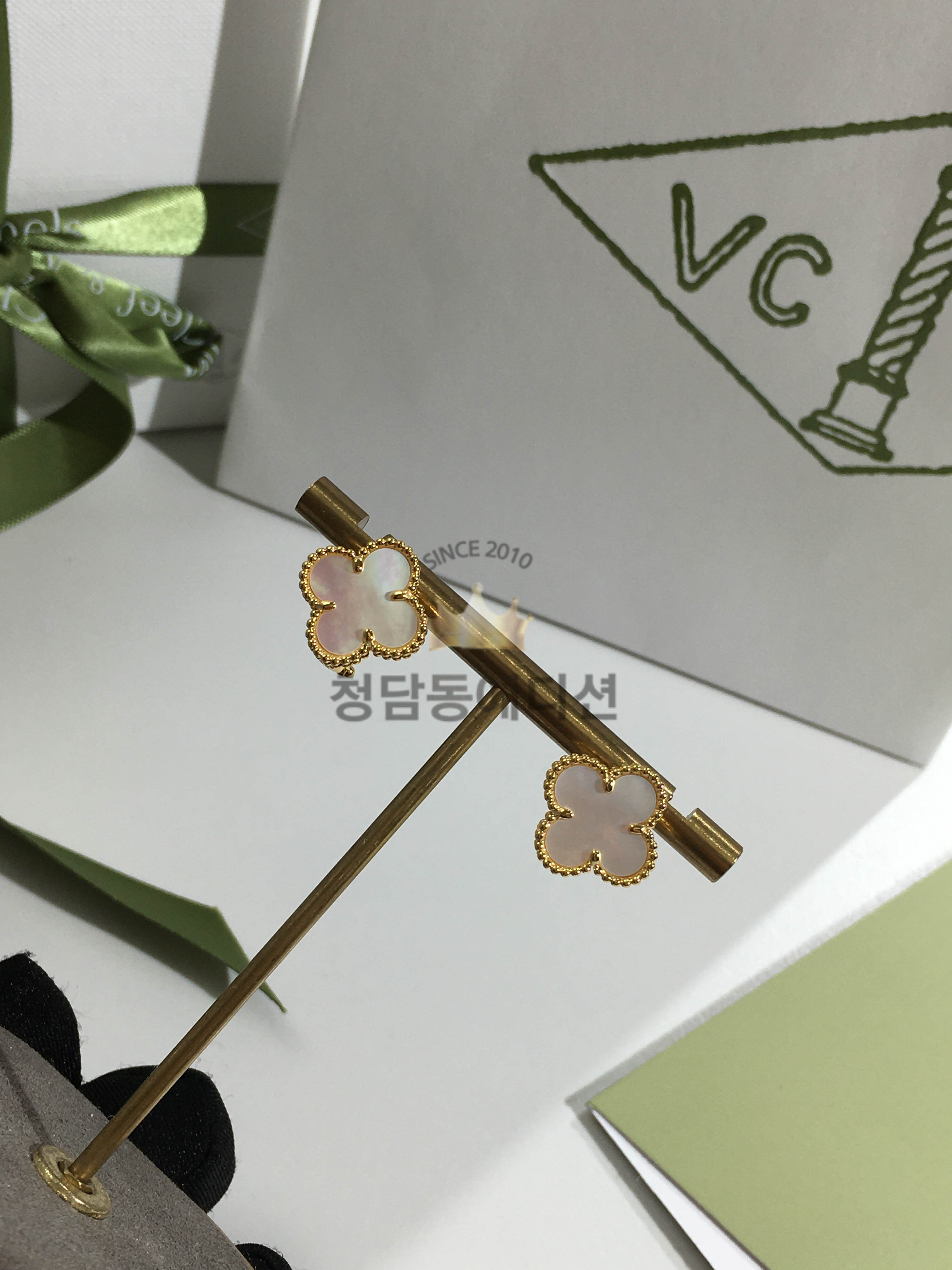 반클 알함브라 빈티지 이어링 귀걸이 (컬러 오펄(화이트))