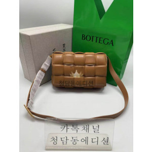 보테가베네타 카세트백 (삼각 트라이앵글 메탈)