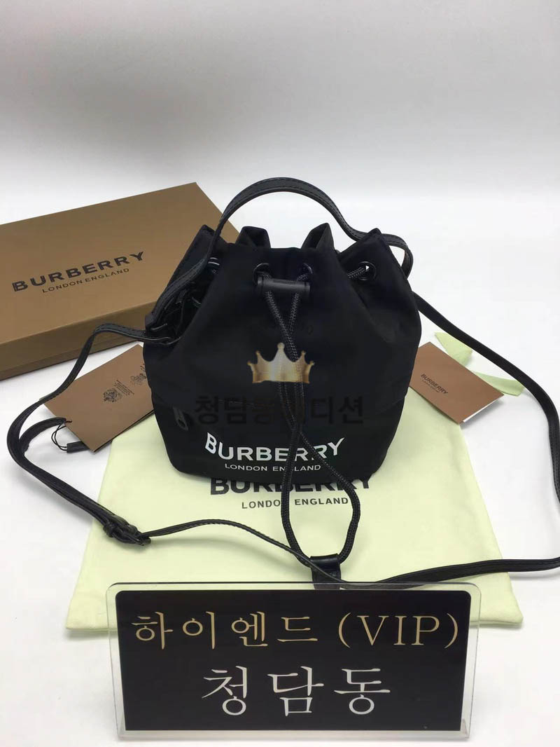 버버리 포이베 드로스트링 버킷백 (하이엔드급)