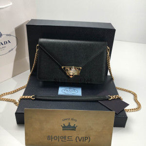 프라다 사피아노 레더 숄더백 (하이엔드급)
