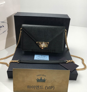 프라다 사피아노 레더 숄더백 (하이엔드급)