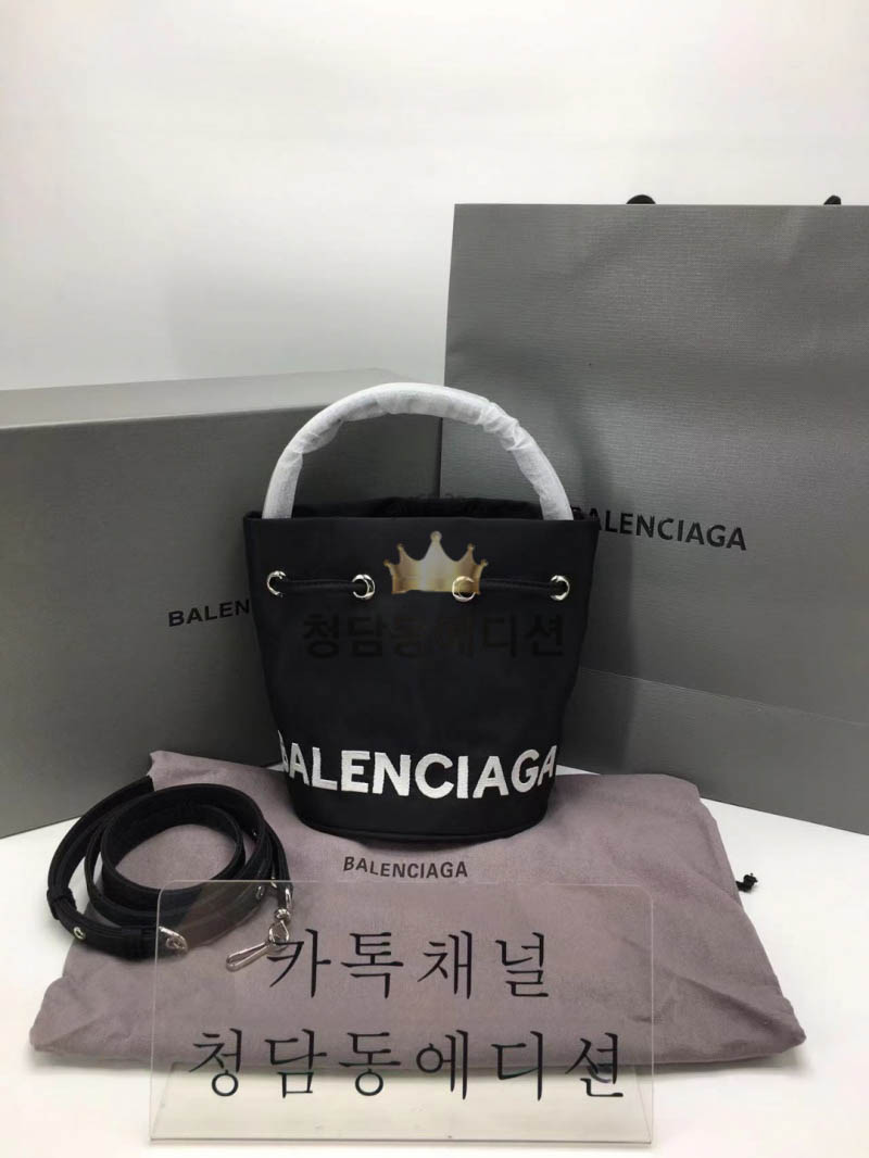 발렌시아가 휠 드로스트링 버킷백 스몰 (하이엔드급)