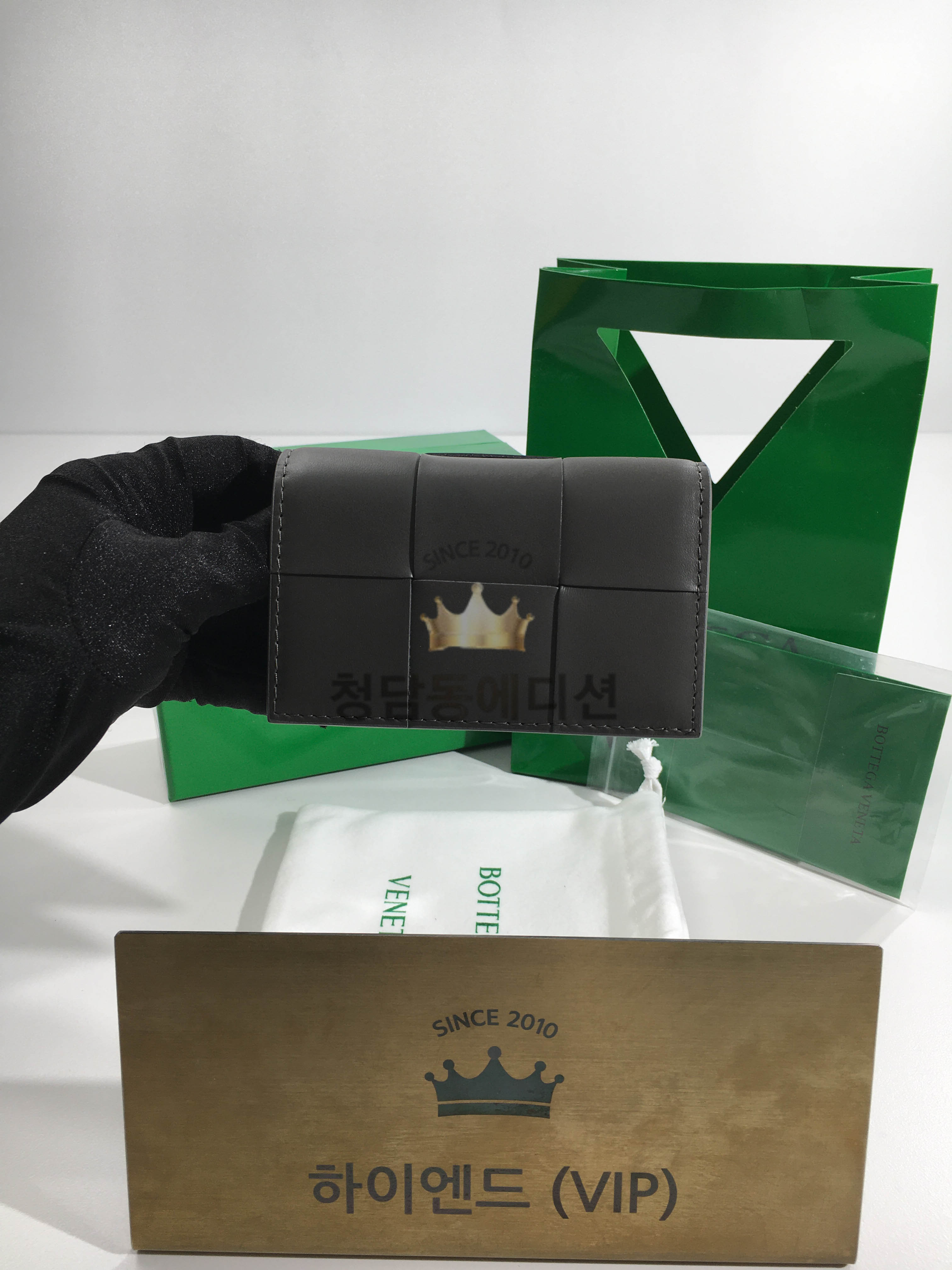 보테가베네타 맥시 인트레치아토 플랩 카드케이스 (컬러 그레이)