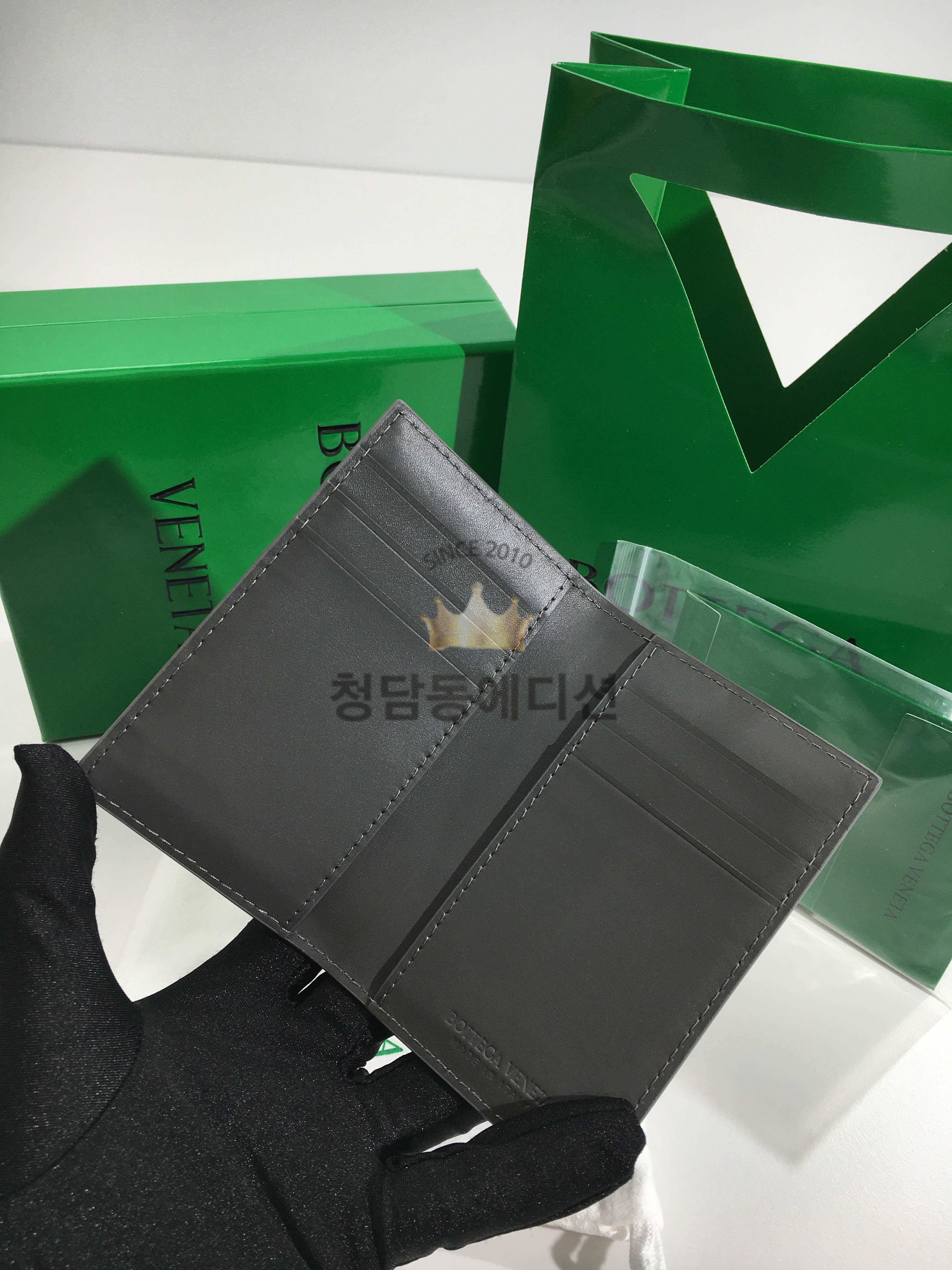보테가베네타 맥시 인트레치아토 플랩 카드케이스 (컬러 그레이)