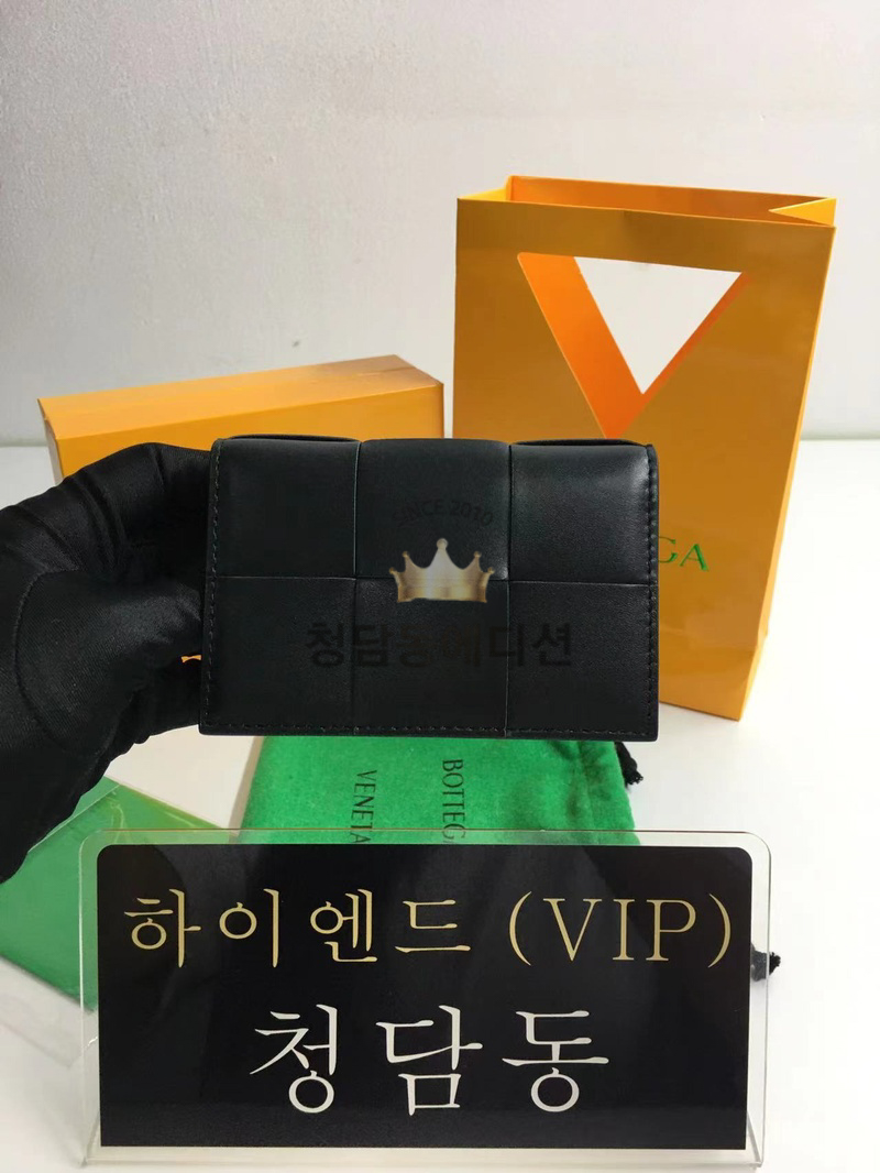 보테가베네타 맥시 인트레치아토 플랩 카드케이스
