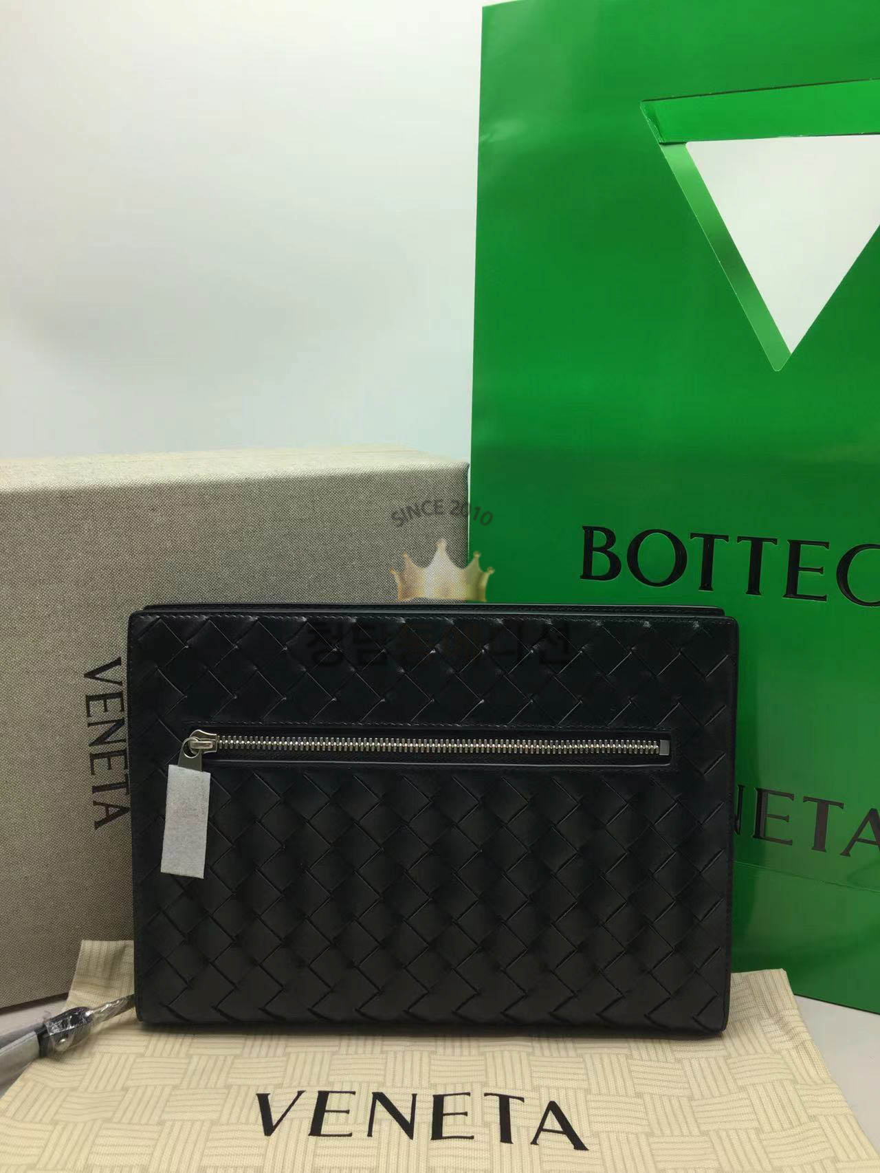 보테가베네타 클래식 인트레치아토 클러치백 693675