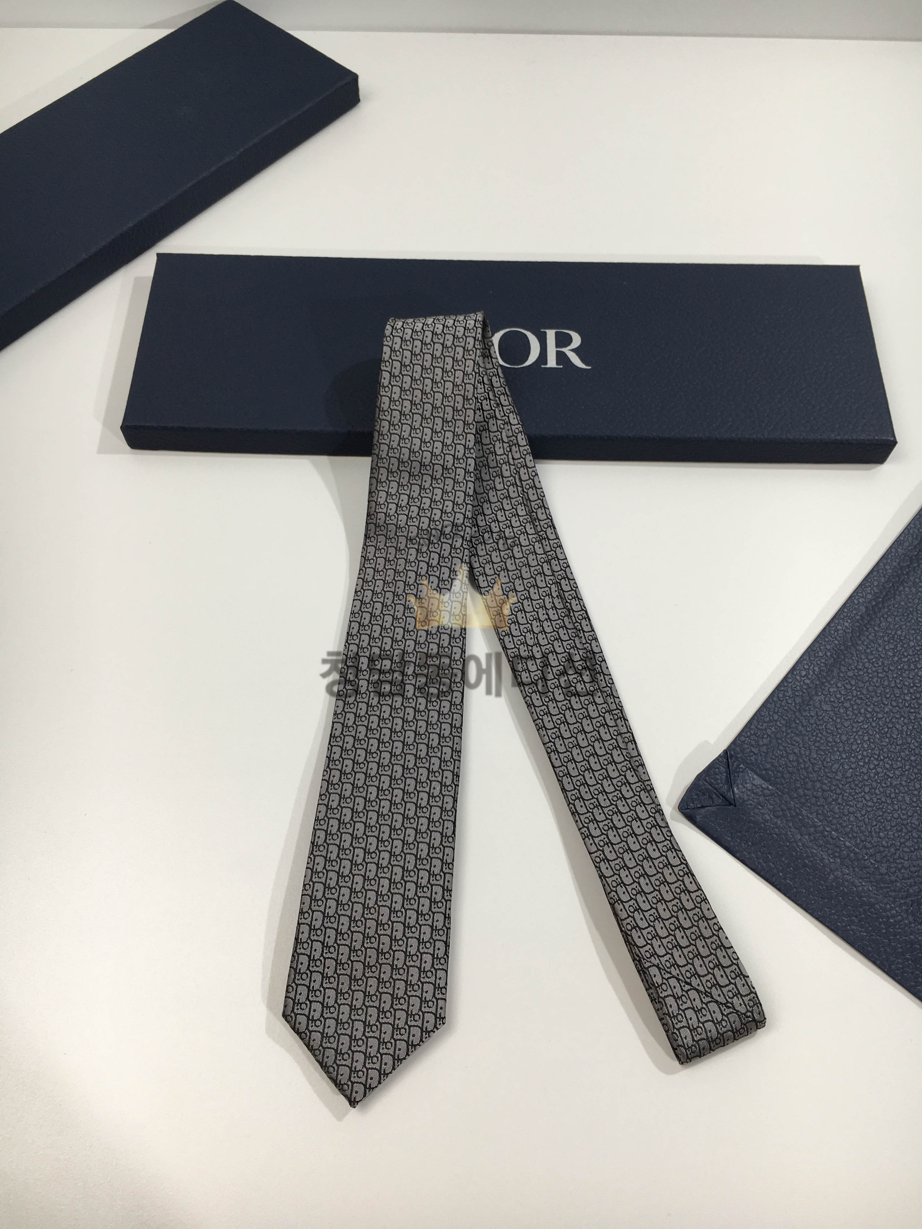 디올 넥타이