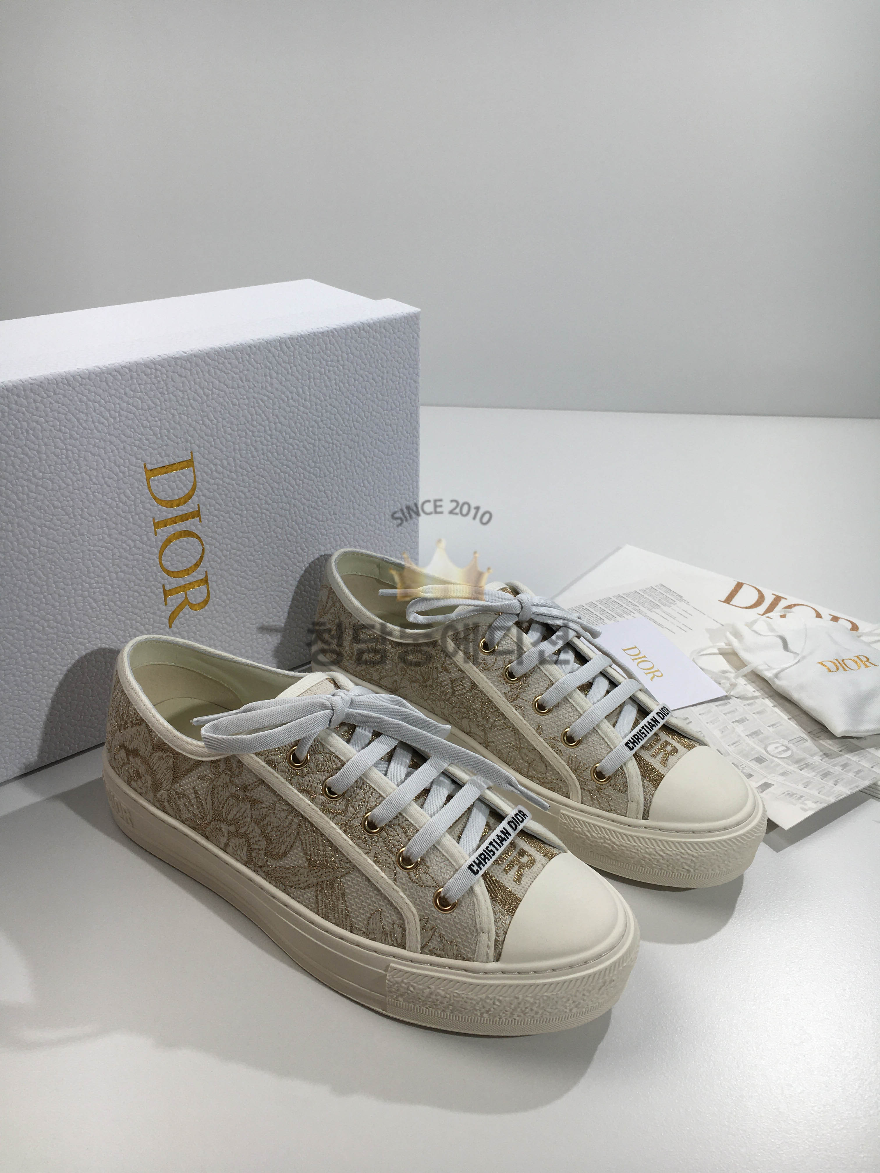디올 스니커즈