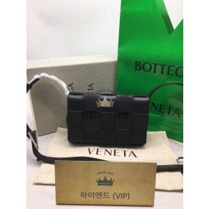 보테가베네타 카세트백 (안감 레더 패러킷 컬러) (삼각 트라이앵글 메탈)