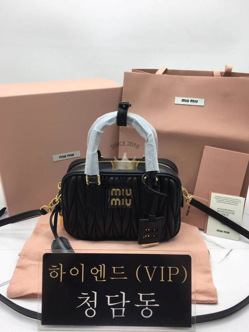 미우미우 마틀라세 나파 레더 탑 핸들 백