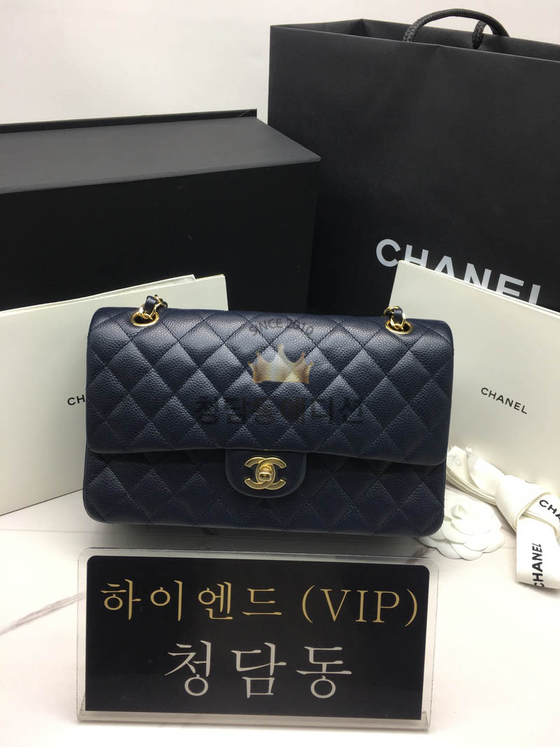 샤넬 클래식 플랩 백 미디움 샤이니 캐비어 금장 네이비 A01112