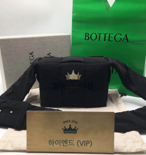 보테가 베네타 스몰 패디드 카세트백