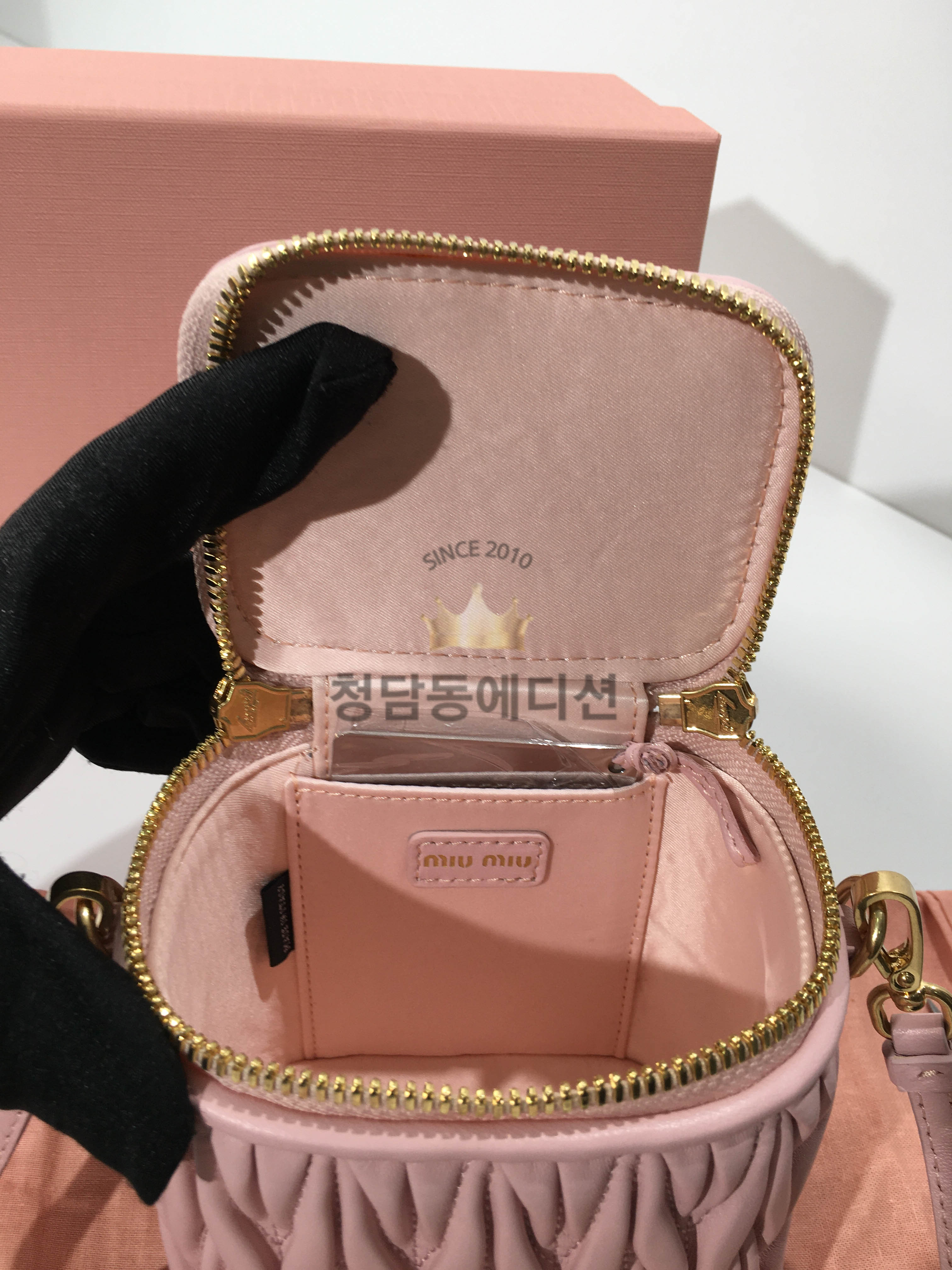 미우미우 마테라쎼 나파가죽 미니 파우치 숄더백 5NR018 (컬러 핑크)