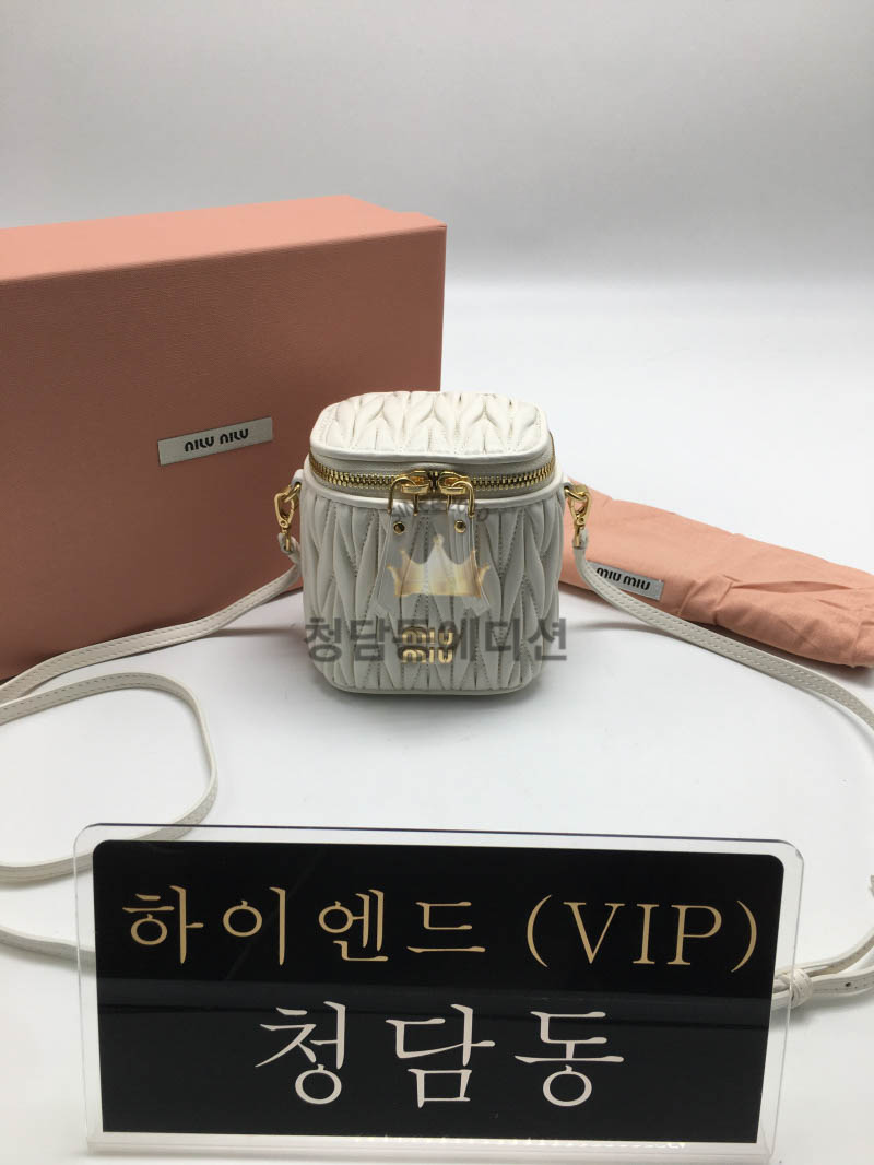 미우미우 마테라쎼 나파가죽 미니 파우치 숄더백 5NR018 (컬러 화이트)