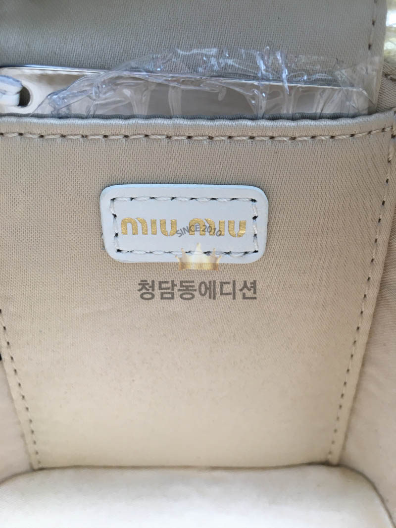 미우미우 마테라쎼 나파가죽 미니 파우치 숄더백 5NR018 (컬러 화이트)