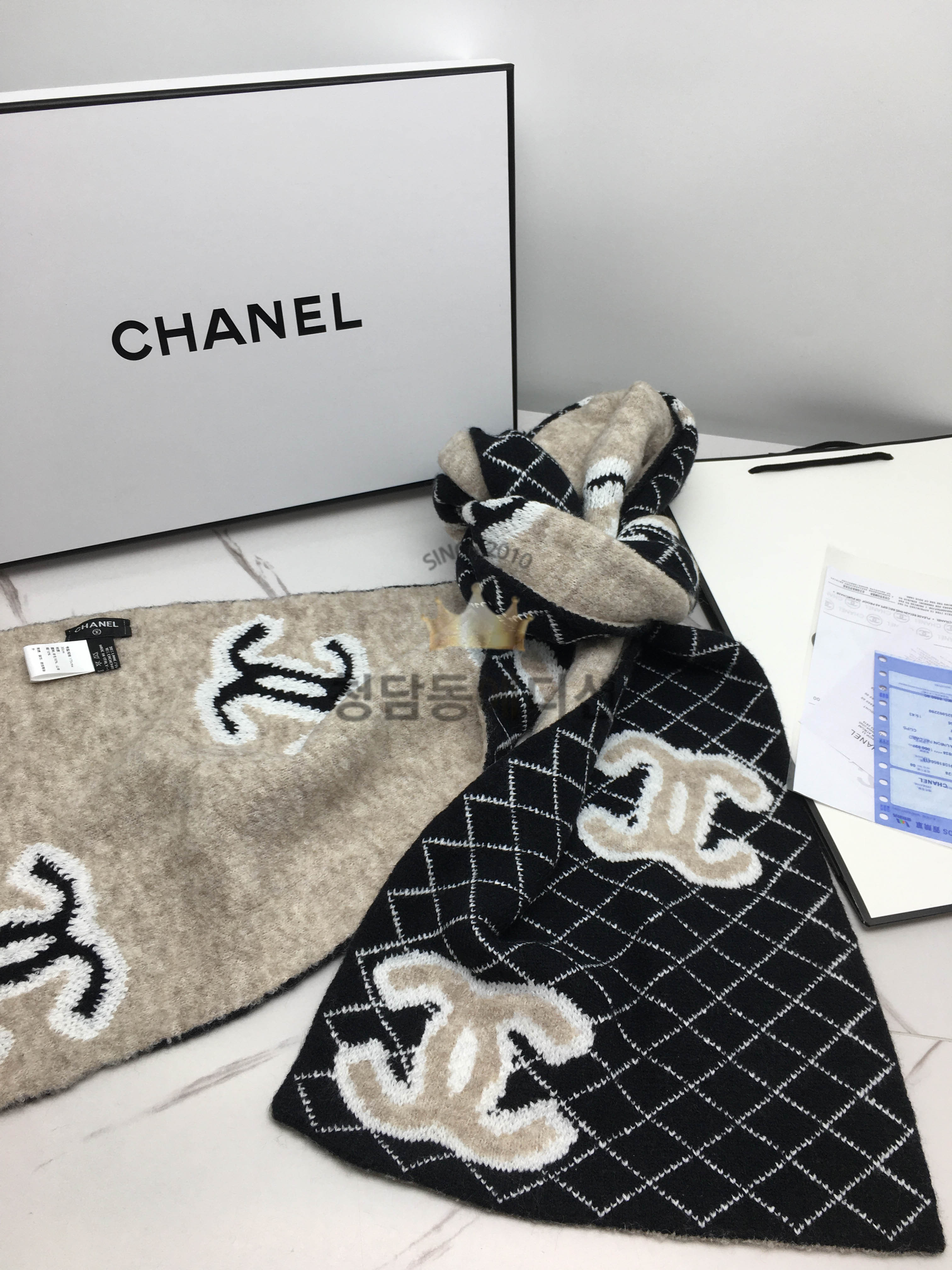 샤넬 22b cc로고 리버시블 퀼팅 머플러 (컬러 베이지/블랙)