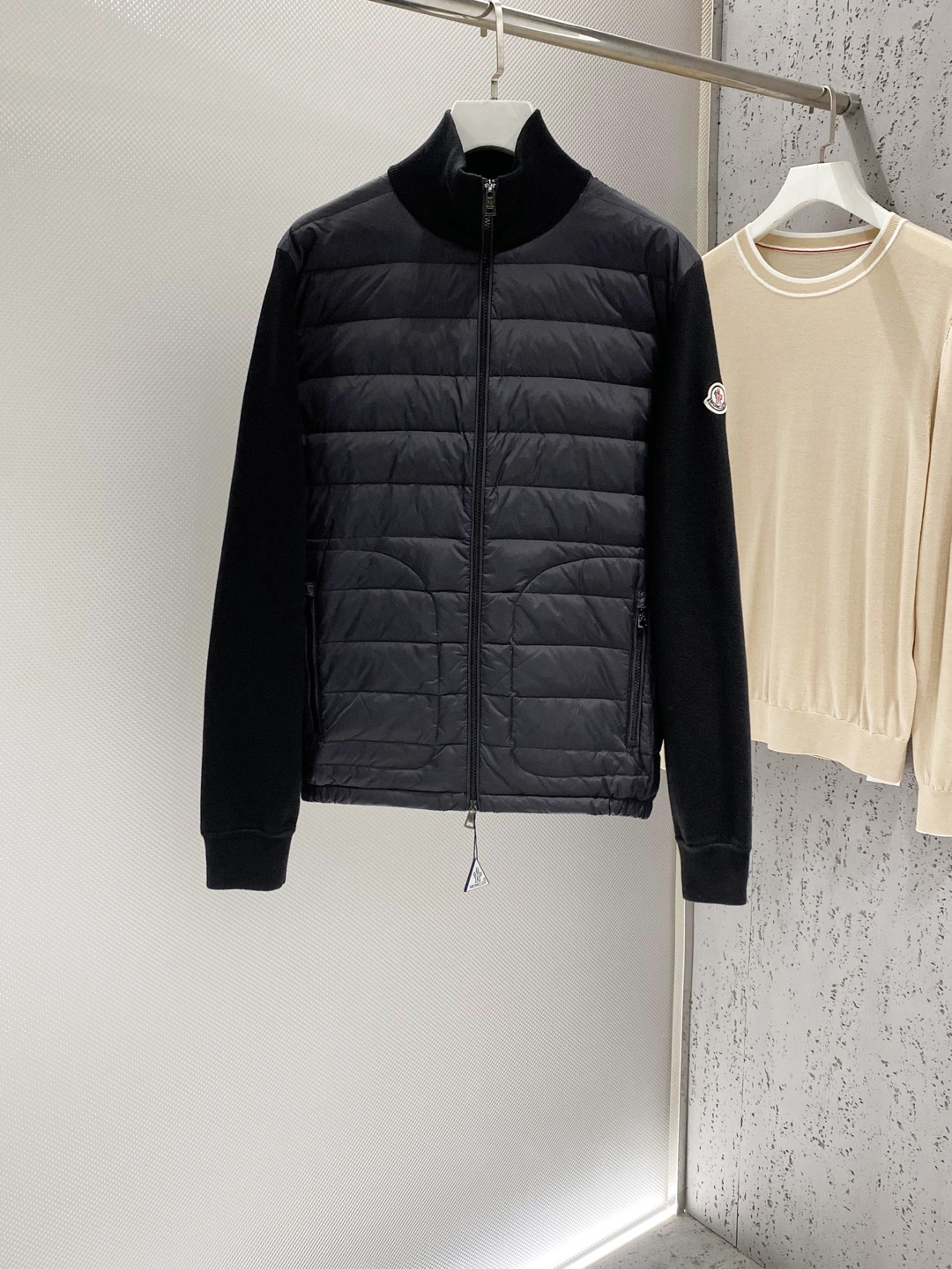 몽클레어 로고 패치 트리콧 하이넥 패딩 집업 (김현우 니트패딩) (남녀공용)