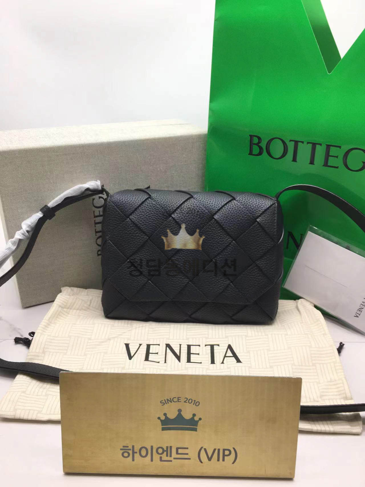 보테가베네타 DIAGO 다이고 프론트 플랩 그레인드 레더 크로스백 블랙 