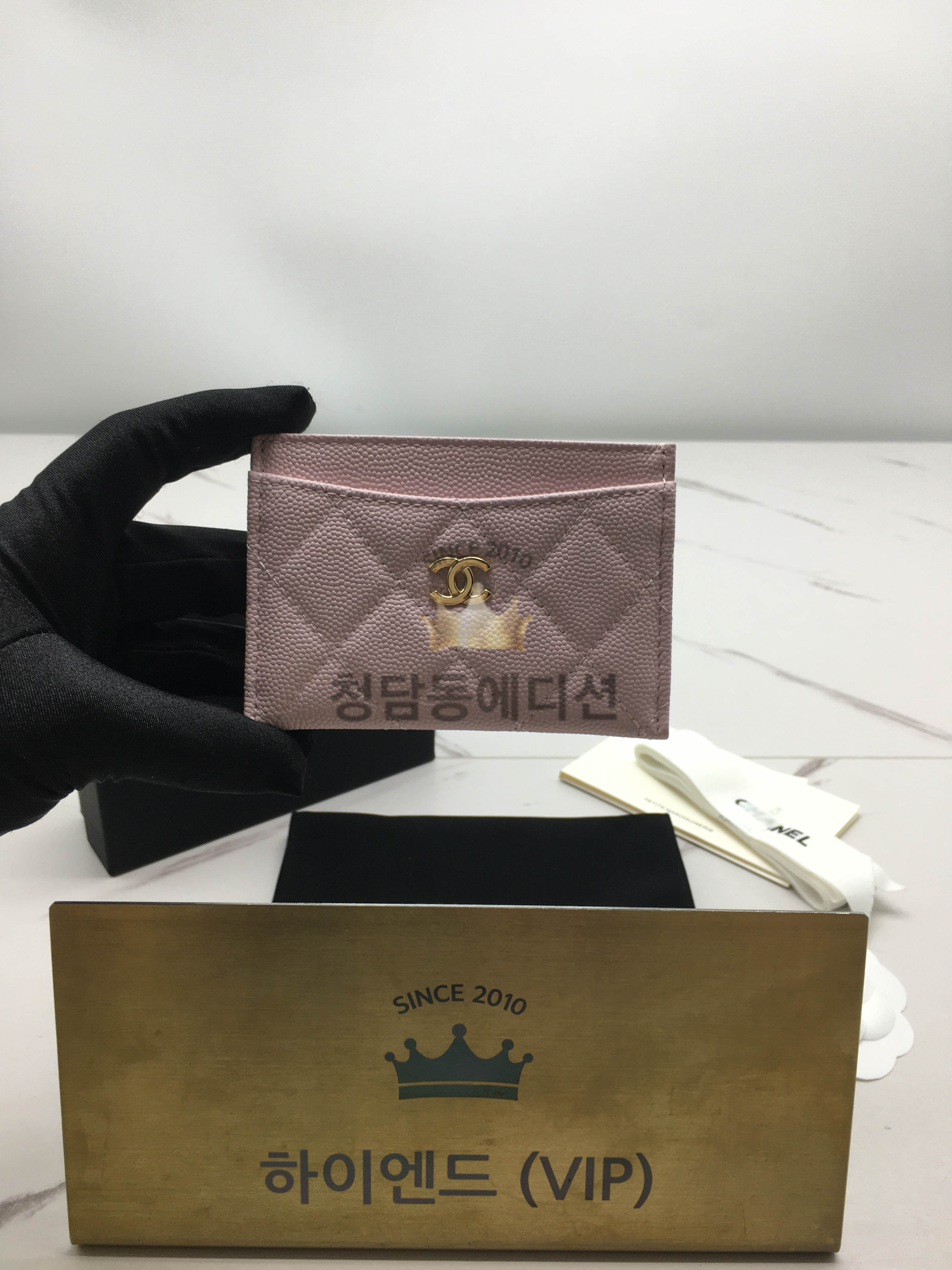 샤넬 클래식 캐비어 카드홀더 금장 (컬러 연핑크)