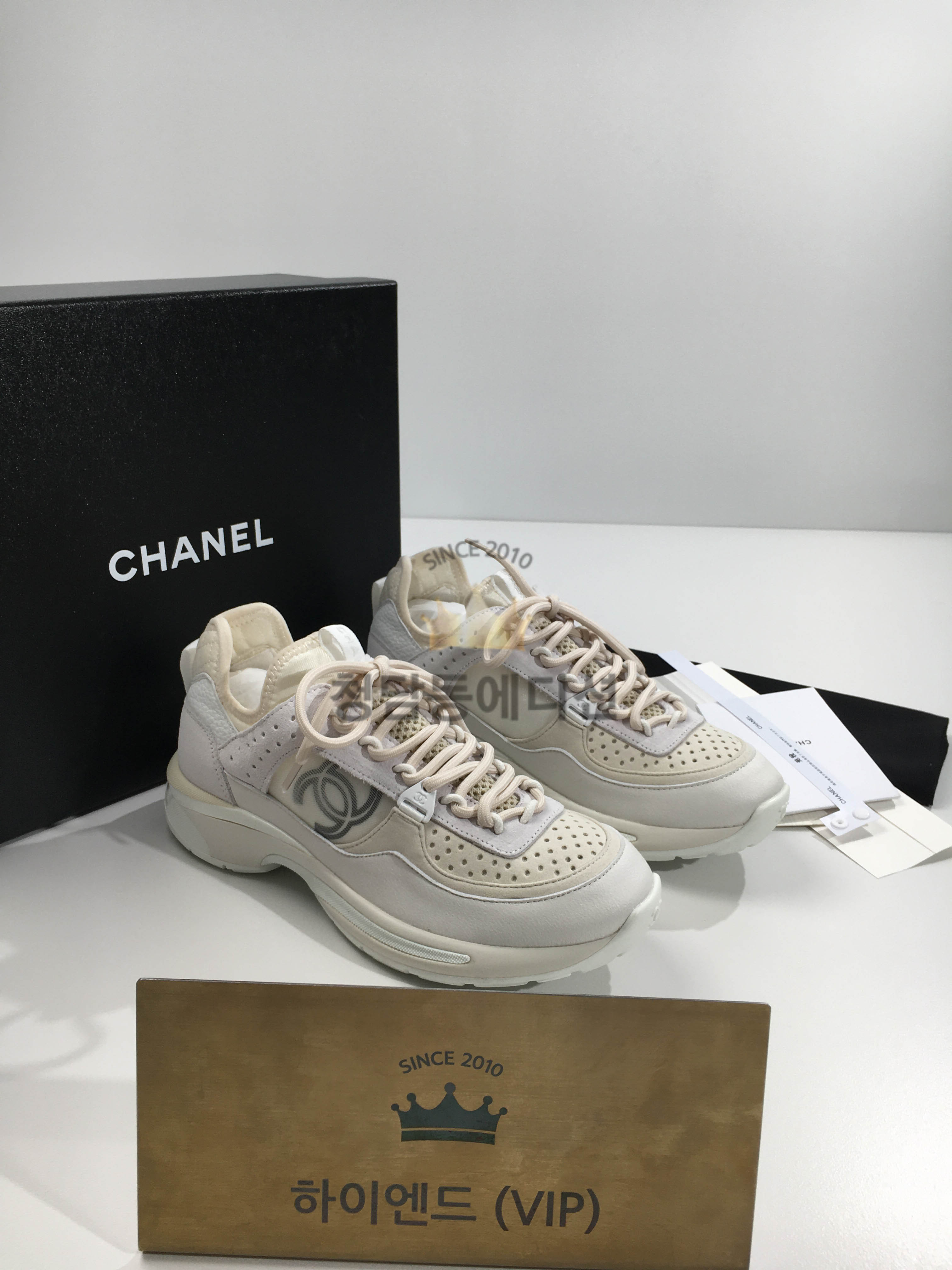 샤넬 23SS 미드탑 스니커즈