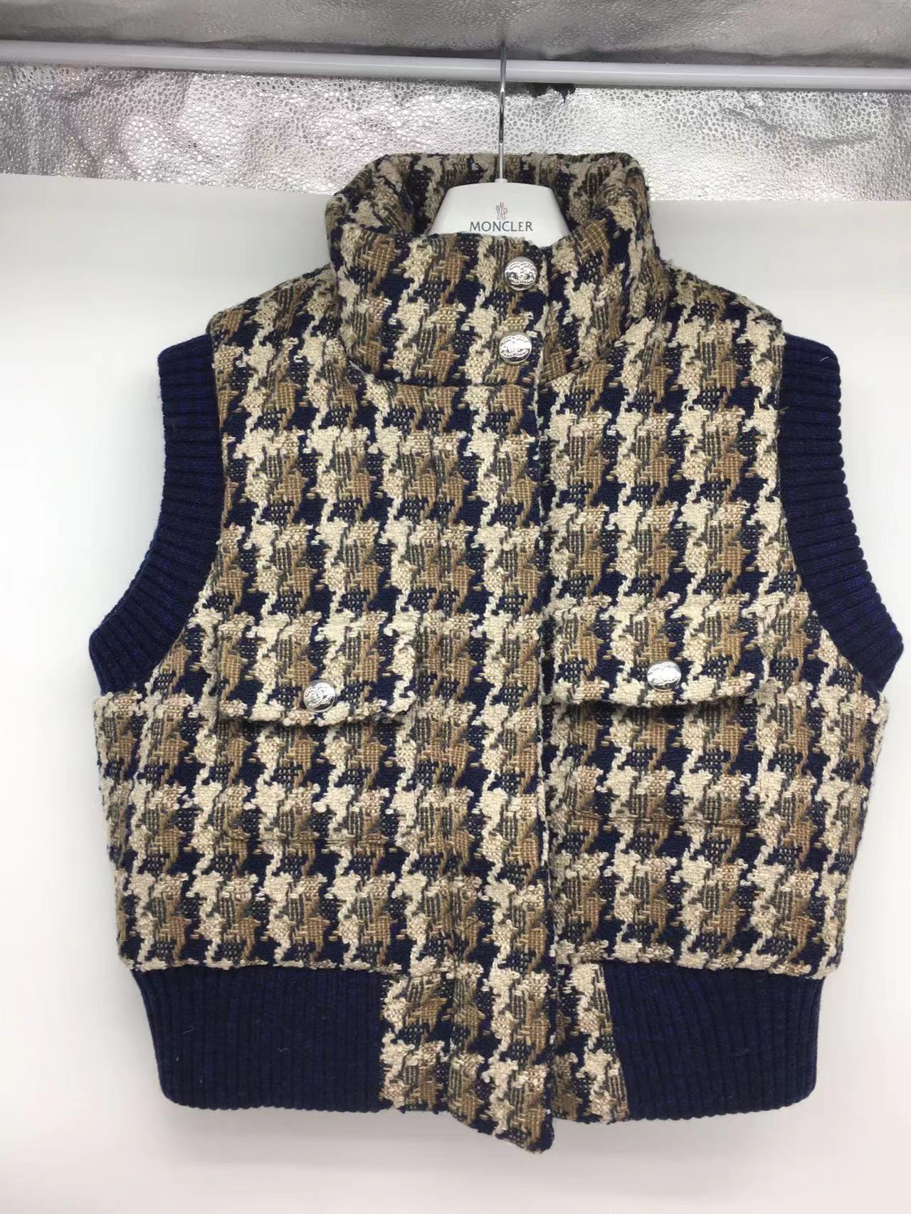 샤넬 24FW 코코네쥬 울 트위드 슬리브리스 베스트 패딩 조끼 P77367 (네이비) M사이즈