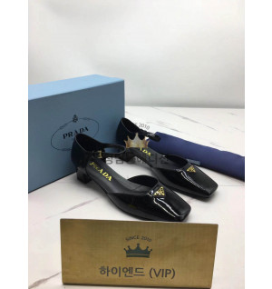 프라다 페이던트 가죽 슬링백