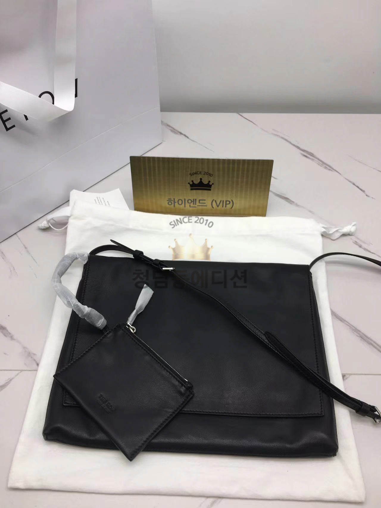 더 로우 난 숄더백