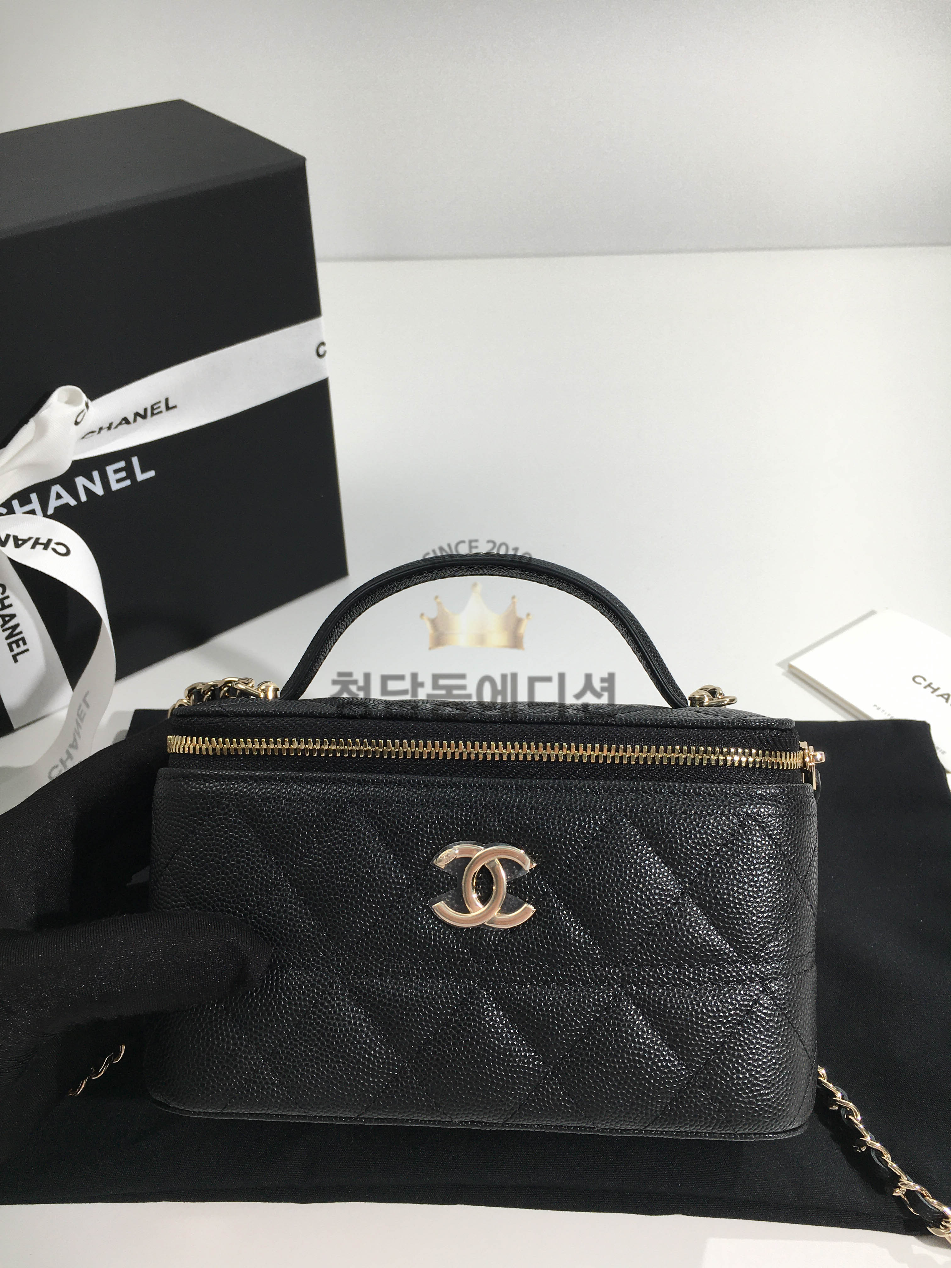 샤넬 25C 크루즈 베니티 탑핸들 CC로고 코스메틱백 캐비어 블랙  AP4404