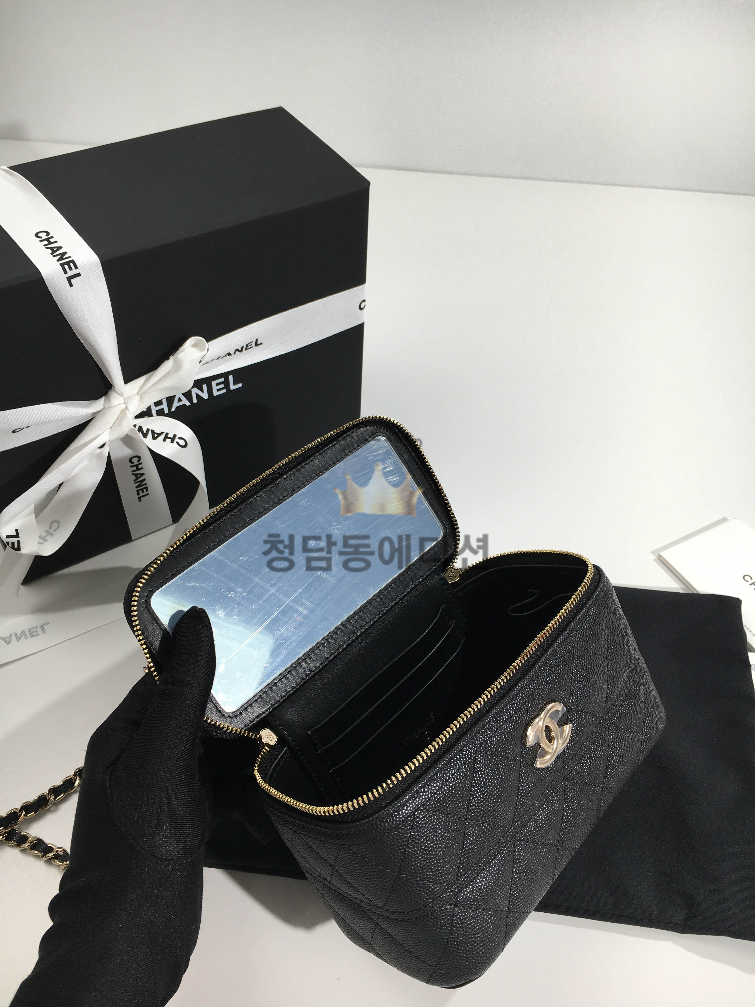 샤넬 25C 크루즈 베니티 탑핸들 CC로고 코스메틱백 캐비어 블랙  AP4404