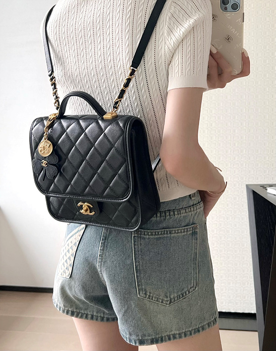 샤넬 25B 클로버 참 탑핸들 플랩 캐비어 백팩