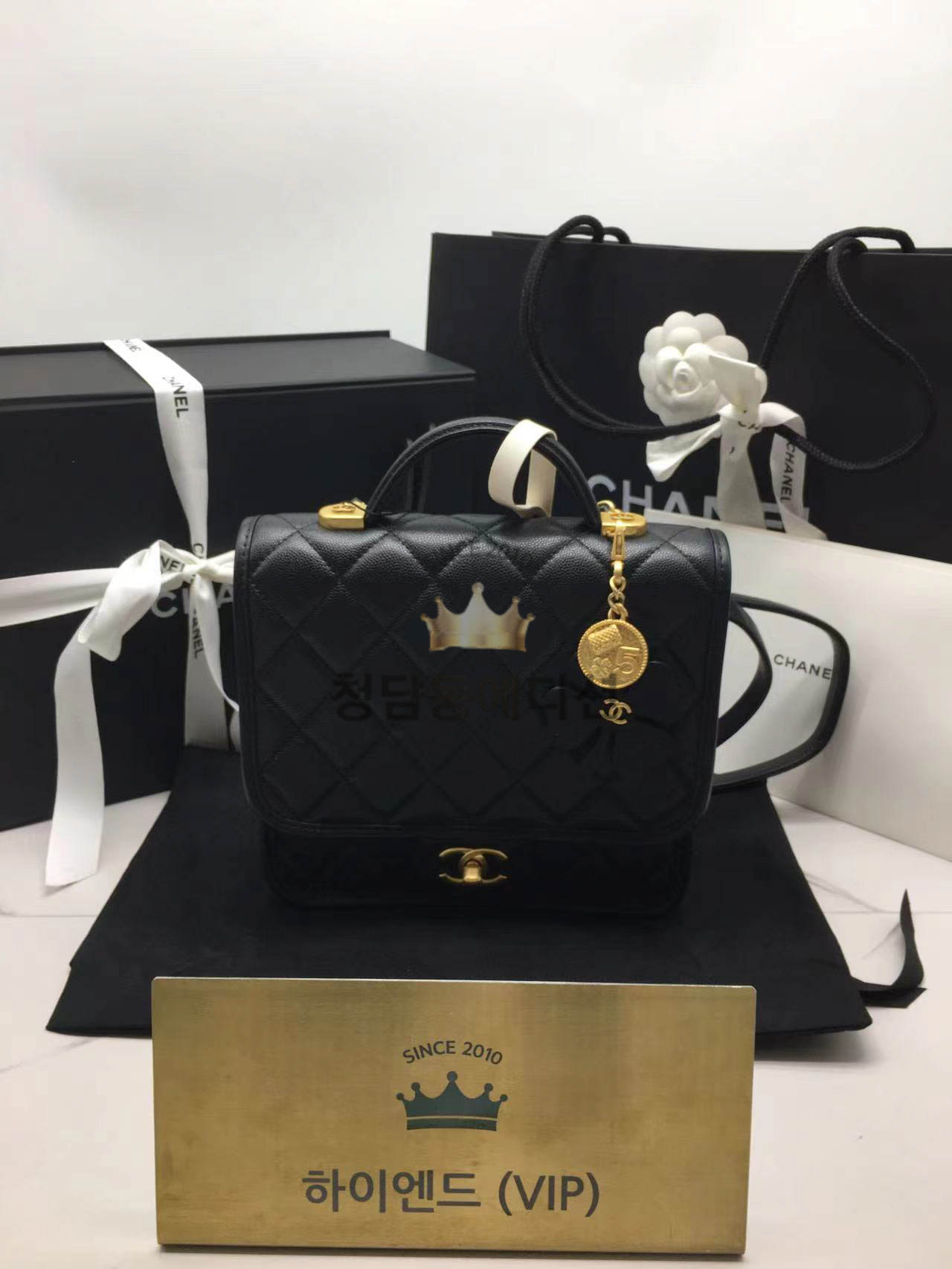 샤넬 25B 클로버 참 탑핸들 플랩 캐비어 백팩