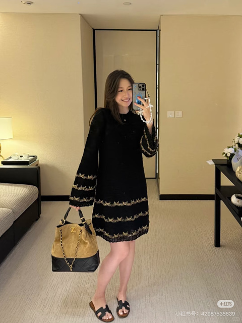 샤넬 자수 디테일 니트 원피스 (컬러 아이보리, 블랙)