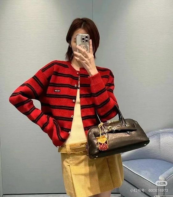 미우미우 스트라이프 버튼 가디건 (컬러 그레이, 레드)