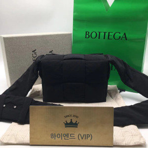 Ok(1710488044) 보테가 베네타 스몰 패디드 카세트백