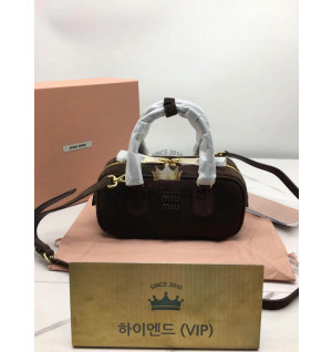 미우미우 MIU MIU 소프티 패디드 아르카디 (스웨이드) (컬러 다크브라운)