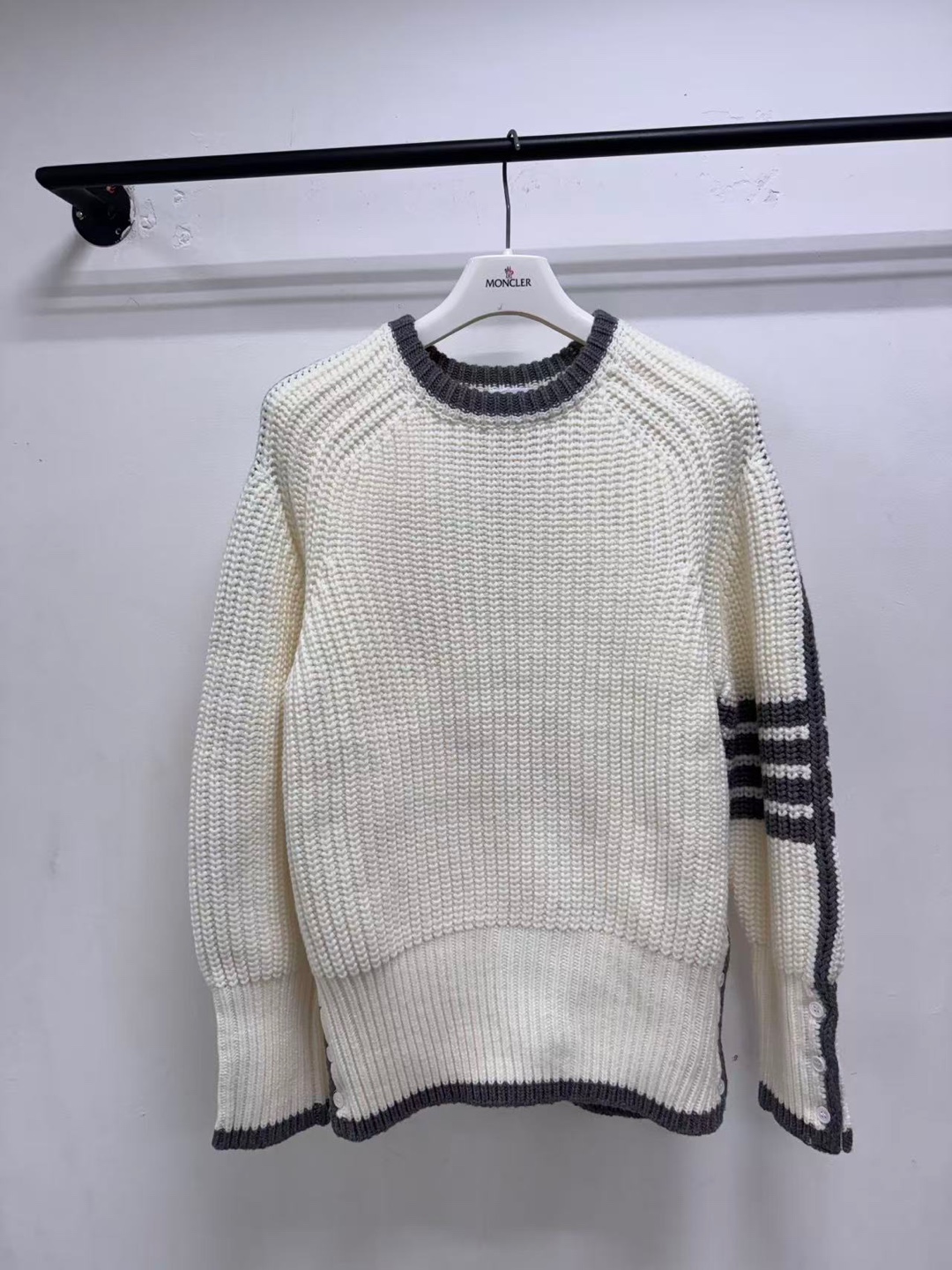 Ok(1641717434) 톰브라운 스웨터 (남성용) 색상:아이보리 / 사이즈:4