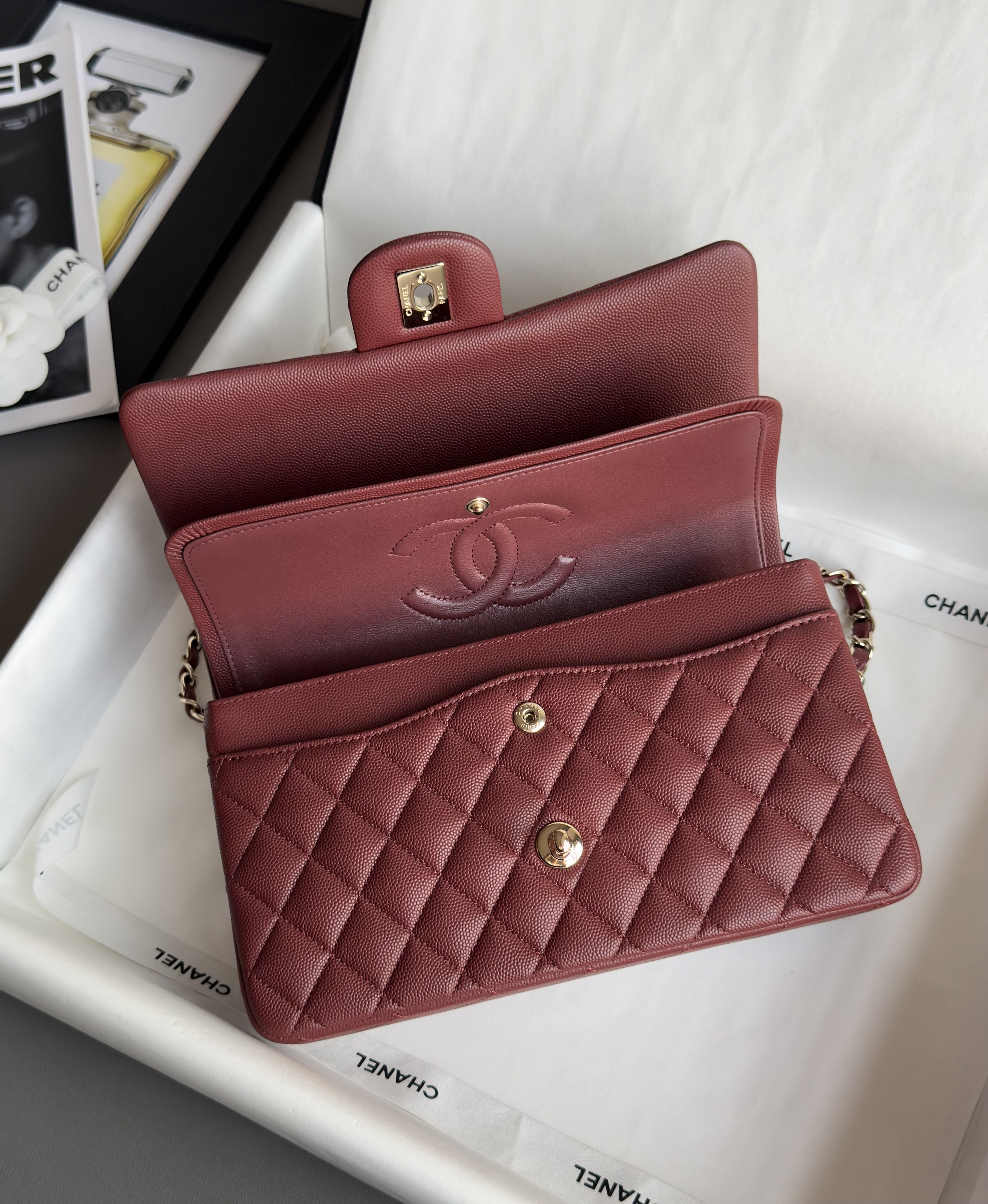 샤넬 클래식 캐비어 미디움 25.5cm (컬러 버건디)