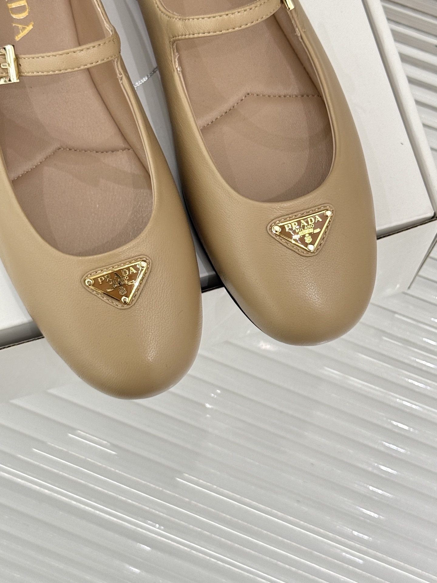 프라다 삼각로고 메리제인 페이턴트 레더 발레리나 플랫 슈즈 1F793N